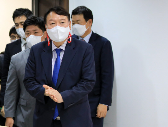 최근 국민의힘에 입당한 윤석열(가운데) 대선 예비후보가 3일 오후 서울 은평구 은평갑 당원협의회를 방문하고 있다.연합뉴스·국회사진기자단